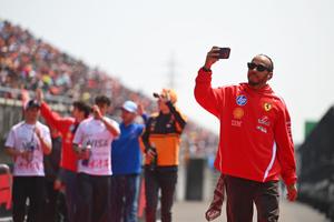 Lewis Hamilton nu se gândește la retragere: „Voi mai rămâne o perioadă aici, așa că obișnuiți-vă”
