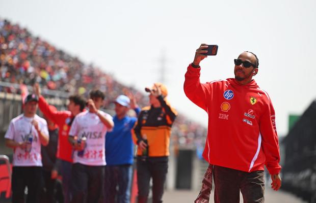Lewis Hamilton nu se gândește la retragere: „Voi mai rămâne o perioadă aici, așa că obișnuiți-vă”