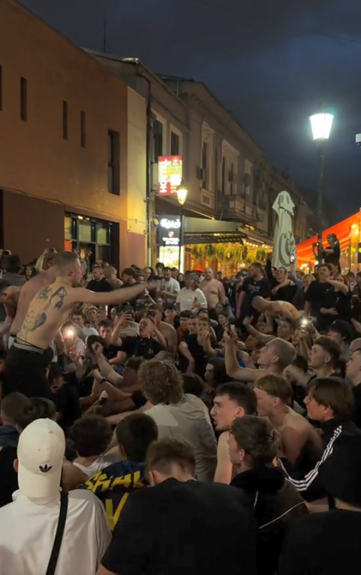 Concertul lui Max Korzh în București provoacă frenezie! Imagini incredibile: Centrul Vechi, plin de străini