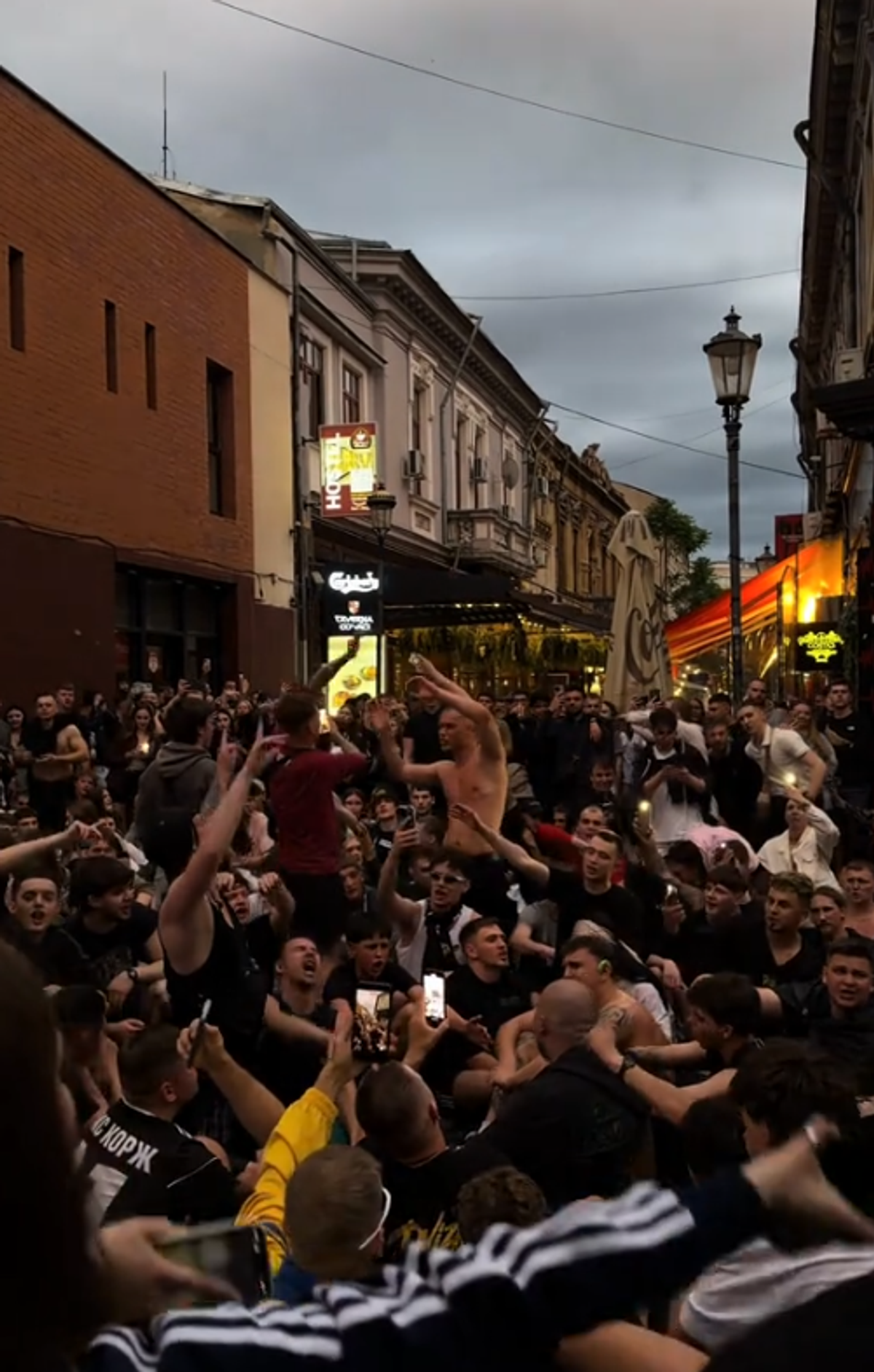 Concertul lui Max Korzh în București provoacă frenezie! Imagini incredibile: Centrul Vechi, plin de străini