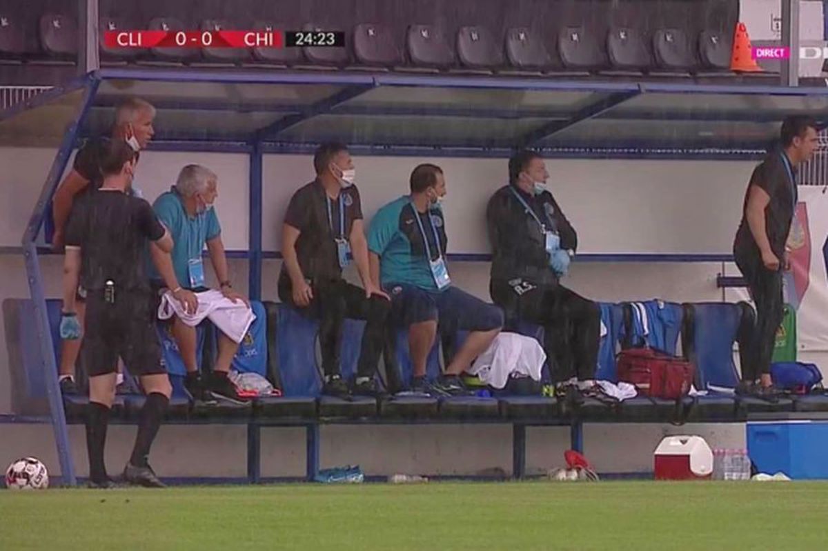 FOTO Se întâmplă în România » Imagini comice din Clinceni - Chindia: cum s-au adăpostit cei de pe bancă de ploaia torențială