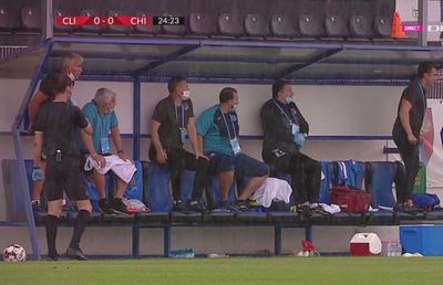 FOTO Se întâmplă în România » Imagini comice din Clinceni - Chindia: cum s-au adăpostit cei de pe bancă de ploaia torențială