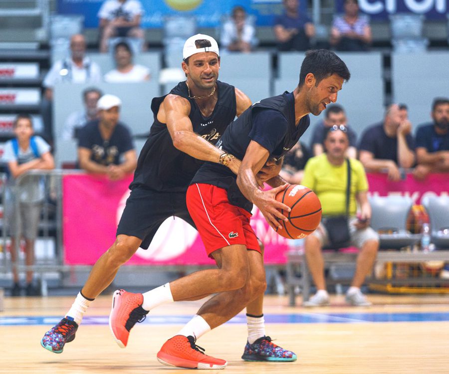 Dimitrov și Djokovic jucând baschet