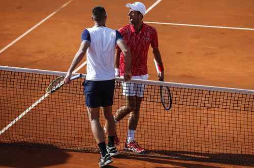Victor Troicki (cu spatele) și Novak Djokovici, pe teren la Adria Tour, în Belgrad // Foto: Getty Images
