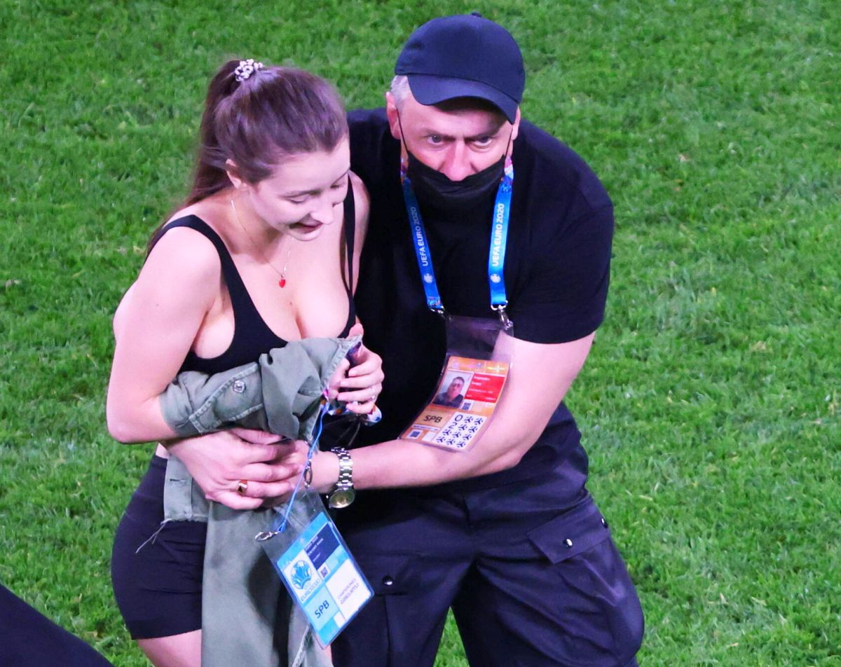 Imaginile de senzație nesurprinse de camerele TV în Finlanda-Belgia: reclamă la o criptomonedă din partea unei fane care „a invadat” terenul