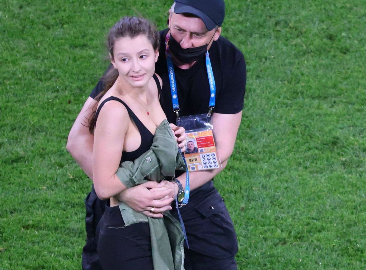 Imaginile de senzație nesurprinse de camerele TV în Finlanda-Belgia: reclamă la o criptomonedă din partea unei fane care „a invadat” terenul