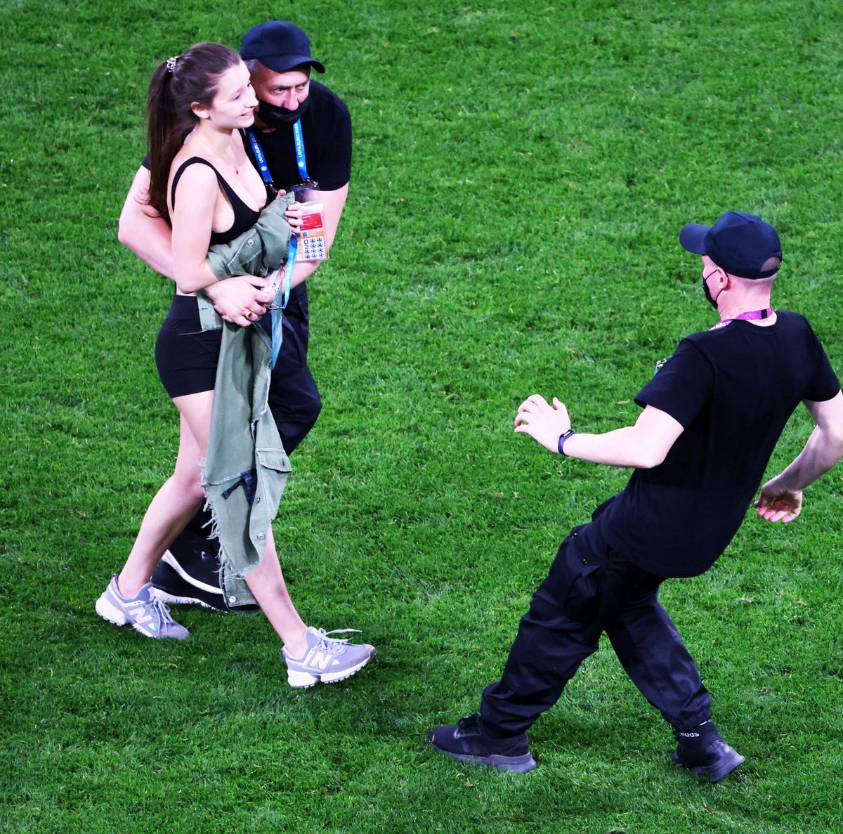 Imaginile de senzație nesurprinse de camerele TV în Finlanda-Belgia: reclamă la o criptomonedă din partea unei fane care „a invadat” terenul