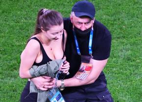Imaginile de senzație nesurprinse de camerele TV în Finlanda-Danemarca: reclamă la o criptomonedă din partea unei fane care „a invadat” terenul