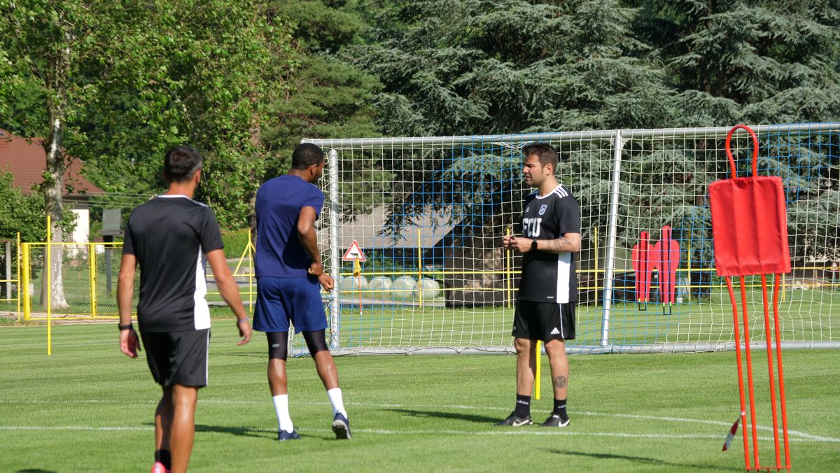 Apariție-surpriză la antrenamentul lui Mutu: cine e fotbalistul misterios care ar putea semna cu FCU Craiova