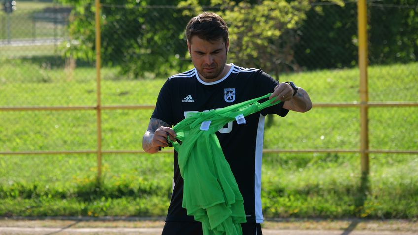 Adrian Mutu (42 de ani) a condus un antrenament cu mingea în această seară, în stagiul de pregătire pe care FCU Craiova îl efectuează în Slovenia. „Briliantul” testează un portar austriac, pe Armin Gremsl (26 de ani).