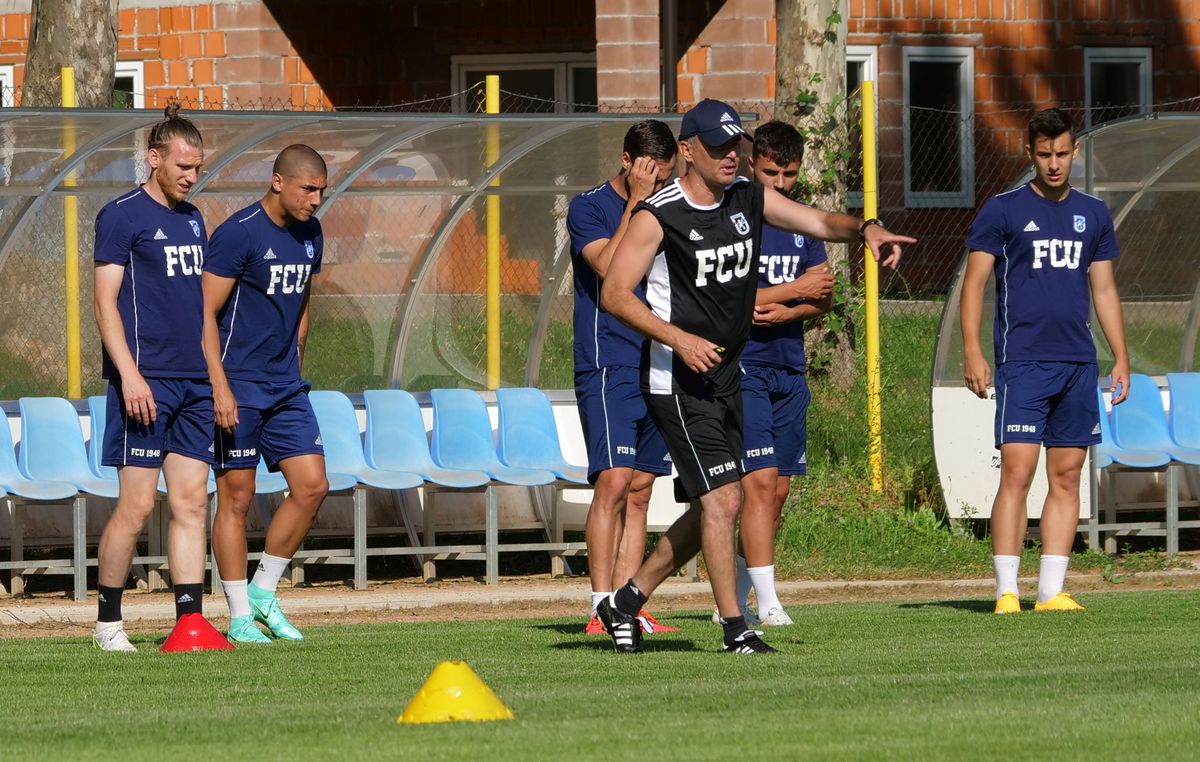 Apariție-surpriză la antrenamentul lui Mutu: cine e fotbalistul misterios care ar putea semna cu FCU Craiova