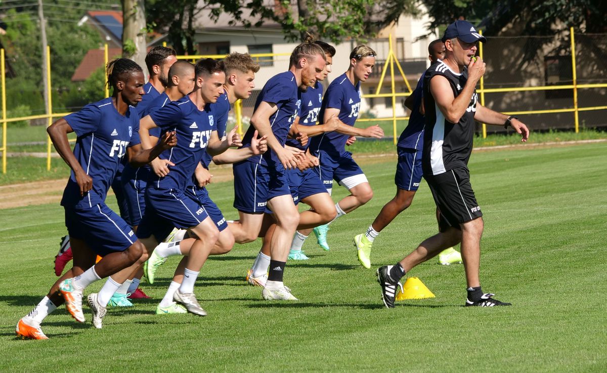 Apariție-surpriză la antrenamentul lui Mutu: cine e fotbalistul misterios care ar putea semna cu FCU Craiova