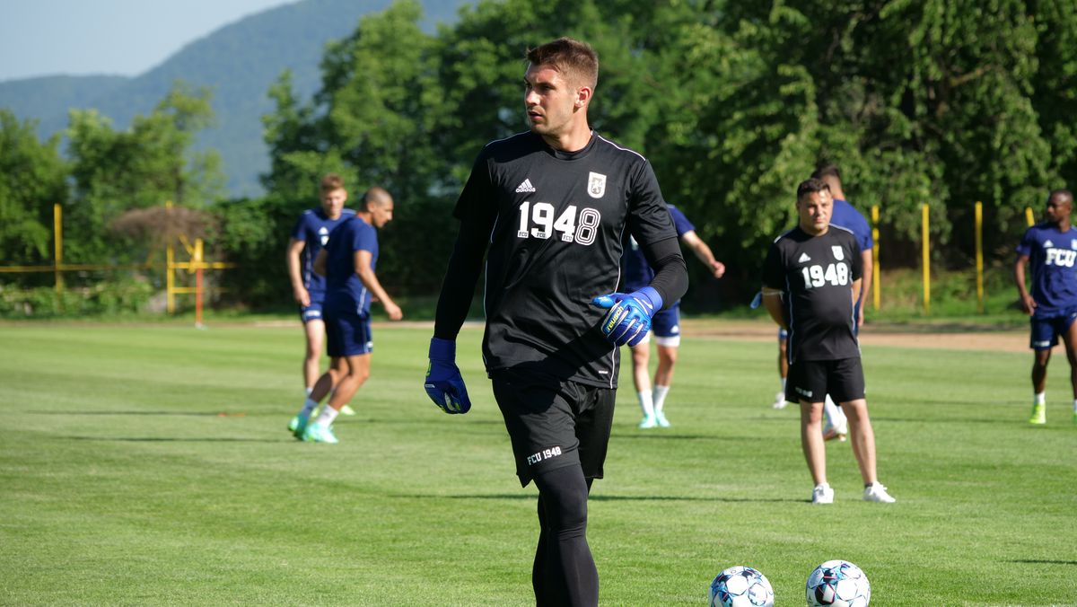 Apariție-surpriză la antrenamentul lui Mutu: cine e fotbalistul misterios care ar putea semna cu FCU Craiova