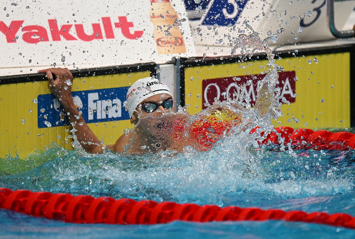 DUBLĂ ISTORICĂ! David Popovici câștigă AURUL la 100m, după un finiș incredibil!