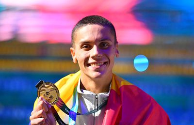 DUBLĂ ISTORICĂ! Incredibilul David Popovici câștigă al doilea AUR mondial, după un finiș de senzație! Primul înotător campion la 100m și 200m după 49 de ani