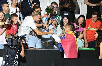 Trimișii GSP la Budapesta au surprins primul lucru pe care l-a făcut David Popovici după primirea medaliei de aur