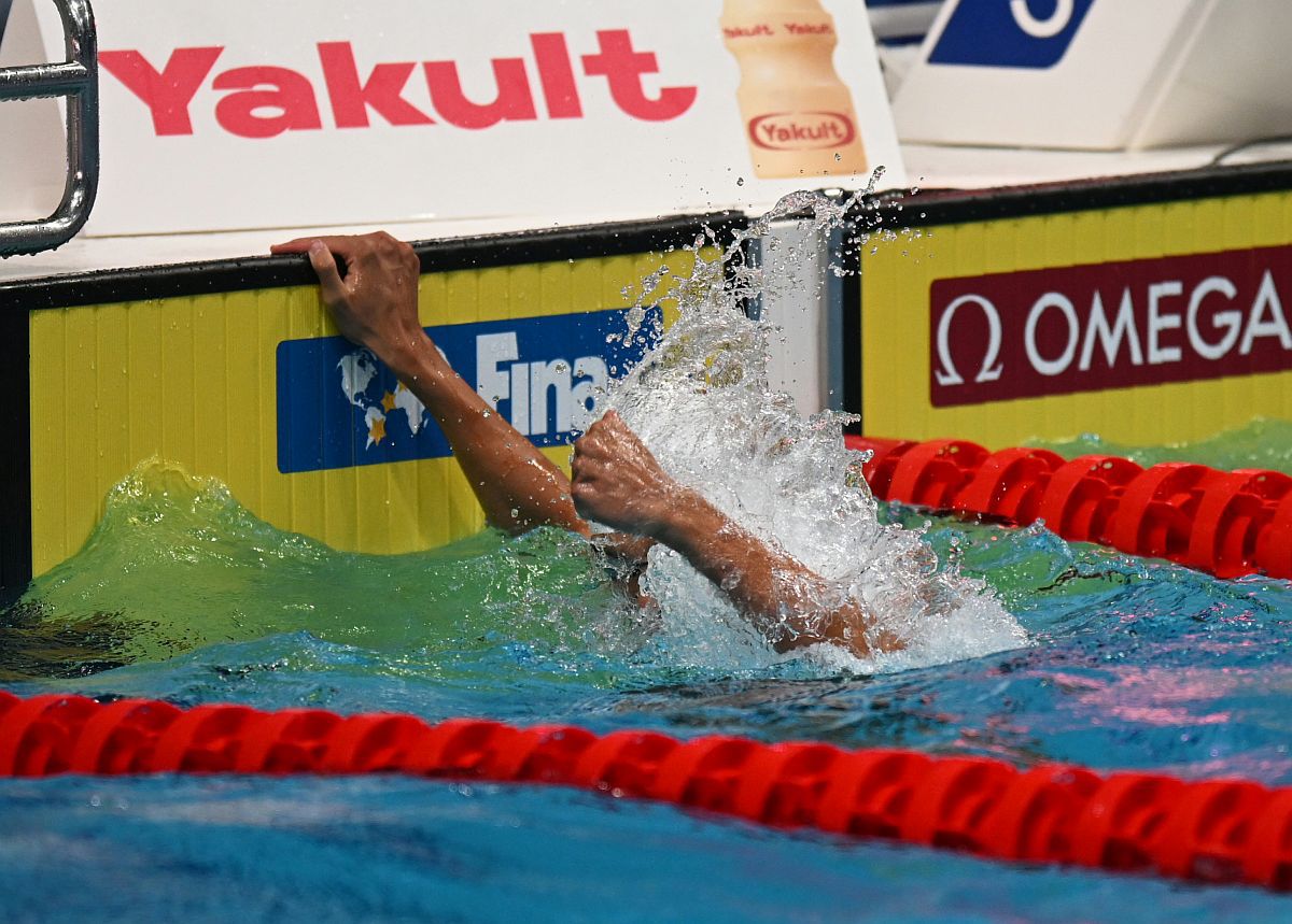 DUBLĂ ISTORICĂ! David Popovici câștigă AURUL la 100m, după un finiș incredibil!