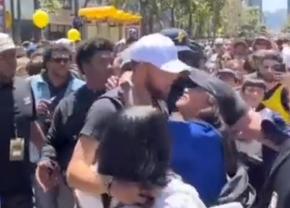 Stupoare la petrecerea de titlu a lui Warriors » O fană a dat buzna și a mers să-l sărute pe Steph Curry, de față cu soția starului din NBA