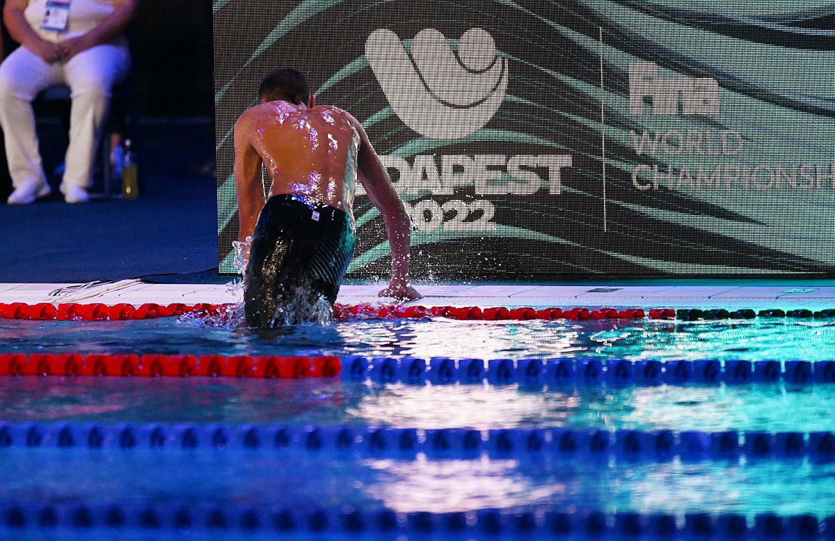 DUBLĂ ISTORICĂ! Incredibilul David Popovici câștigă al doilea AUR mondial, după un finiș de senzație! Primul înotător campion la 100m și 200m după 49 de ani