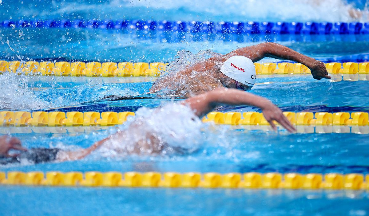 DUBLĂ ISTORICĂ! David Popovici câștigă AURUL la 100m, după un finiș incredibil!