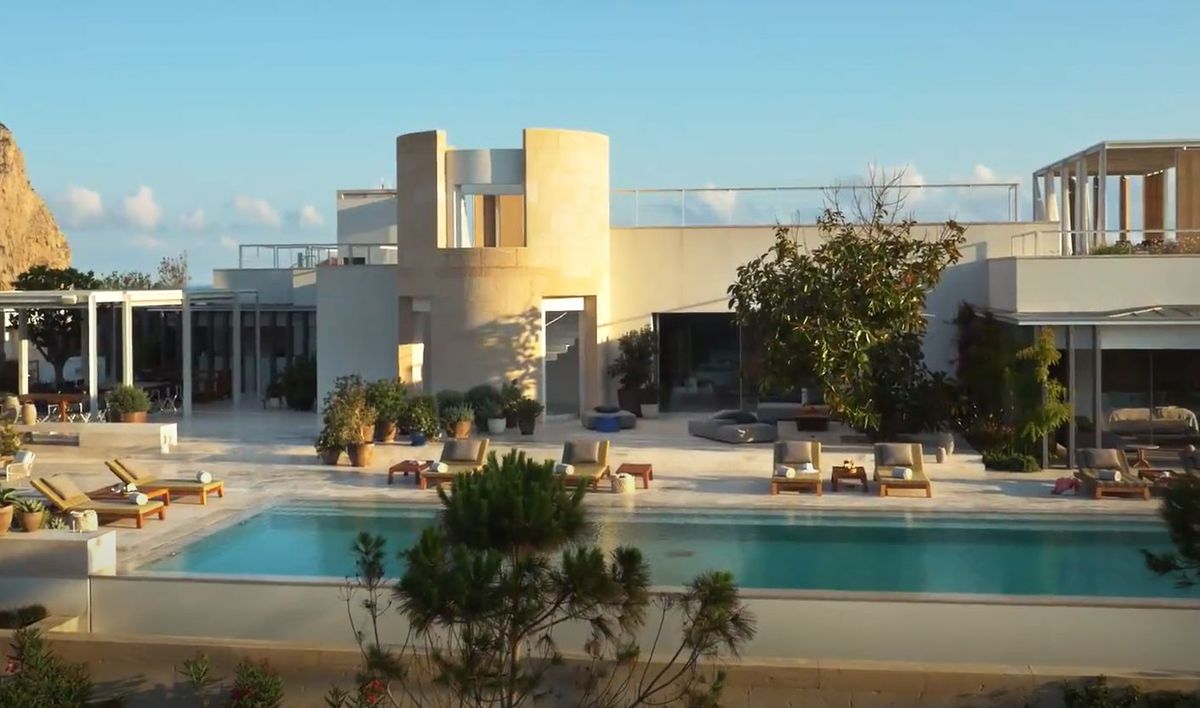 Messi și Fabregas, vacanță cu familiile în „cea mai exclusivistă vilă din Ibiza”, care costă 300.000 de euro pe săptămână