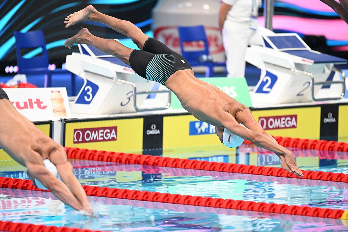 DUBLĂ ISTORICĂ! David Popovici câștigă AURUL la 100m, după un finiș incredibil!