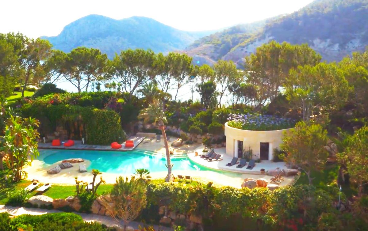 Messi și Fabregas, vacanță cu familiile în „cea mai exclusivistă vilă din Ibiza”, care costă 300.000 de euro pe săptămână