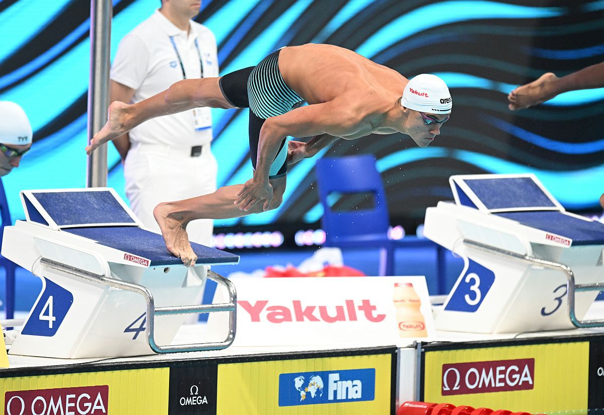 DUBLĂ ISTORICĂ! David Popovici câștigă AURUL la 100m, după un finiș incredibil!