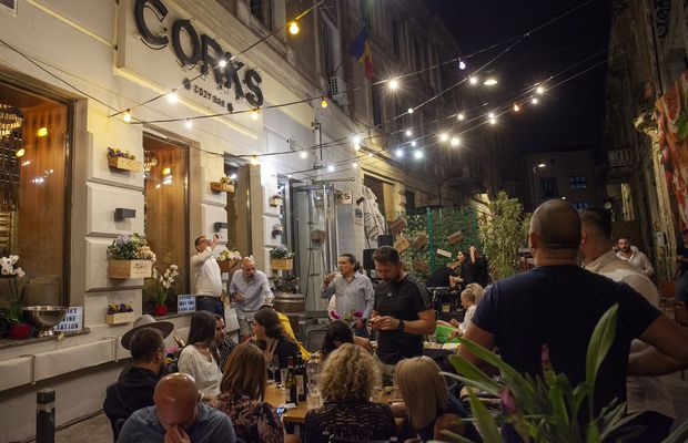 Business networking la degustări de vin în locații specializate