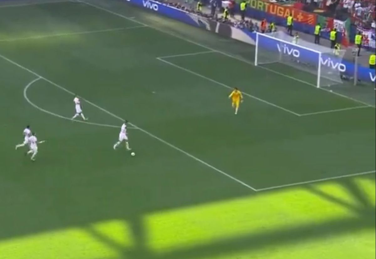 Autogol AIURITOR la Euro: l-a imitat pe Bănel Nicoliță! Ce-a putut face în fața lui Ronaldo a lăsat mască un stadion întreg