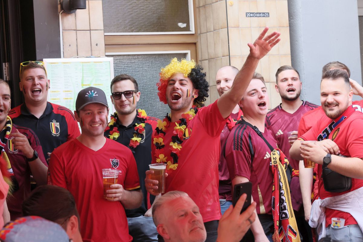 Suporterii „Les Diables rouges”, spectacol învăluit în fum colorat la Koln, înainte de Belgia - România