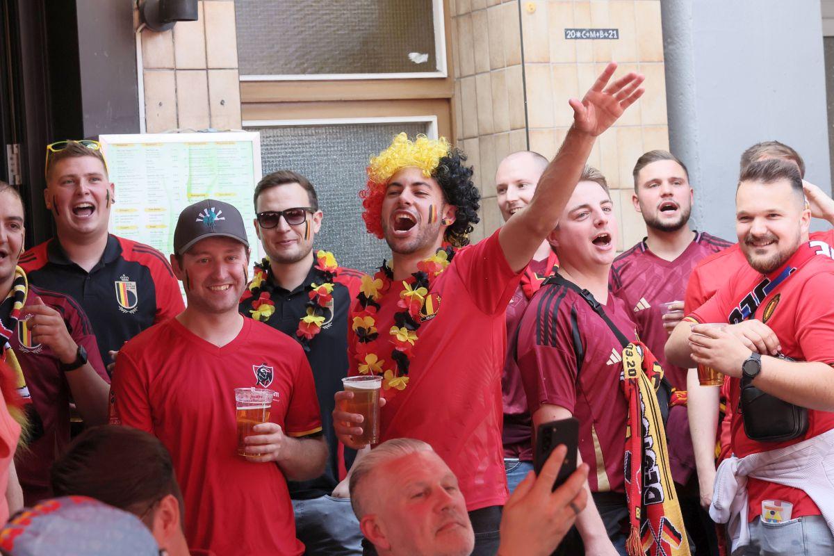 Suporterii „Les Diables rouges”, spectacol învăluit în fum colorat la Koln, înainte de Belgia - România