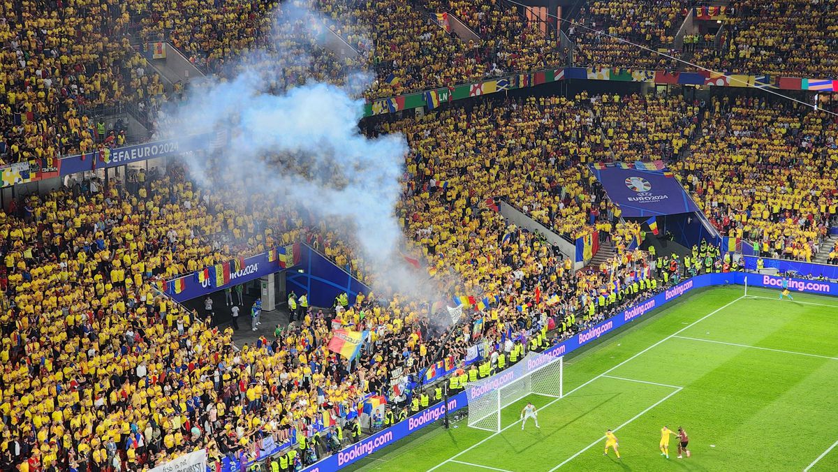 Fanii români au aprins torțe cu Belgia + un mesaj clar în războiul FCSB - CSA Steaua » Momentele surprinse în repriza secundă