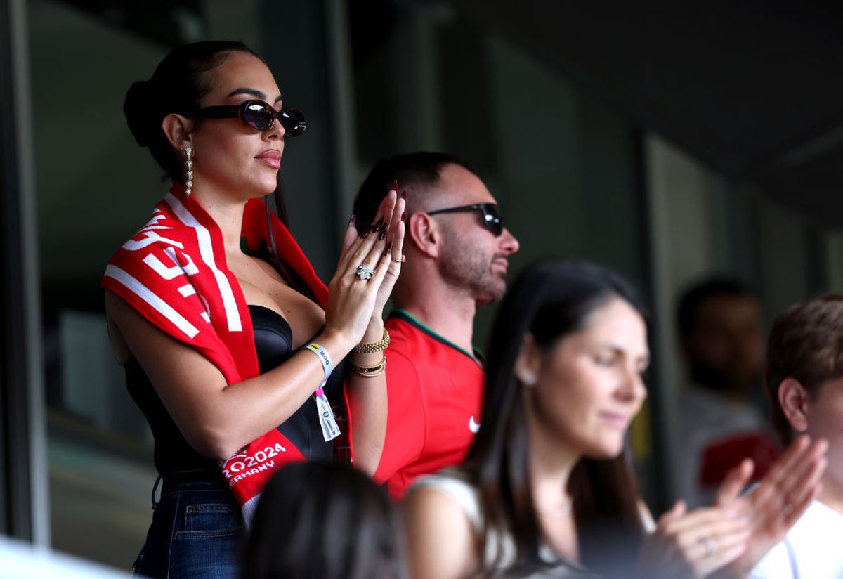 Iubita lui Cristiano Ronaldo a întors toate capetele la Dortmund! Cum a fost surprinsă în tribune la Turcia  - Portugalia
