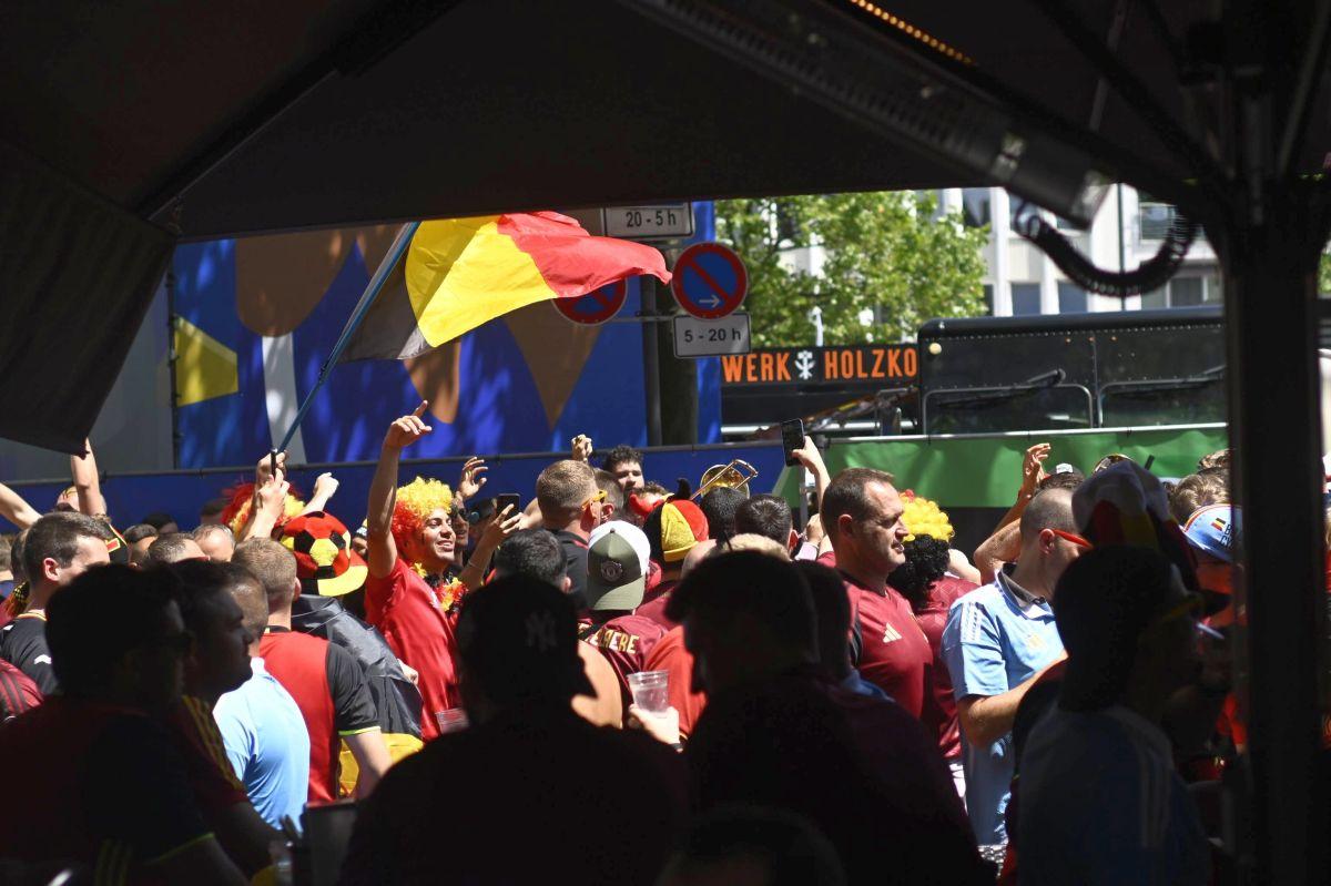 Suporterii „Les Diables rouges”, spectacol învăluit în fum colorat la Koln, înainte de Belgia - România