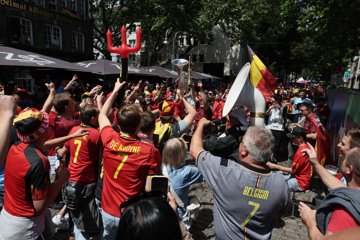 Suporterii „Les Diables rouges”, spectacol învăluit în fum colorat la Koln, înainte de Belgia - România