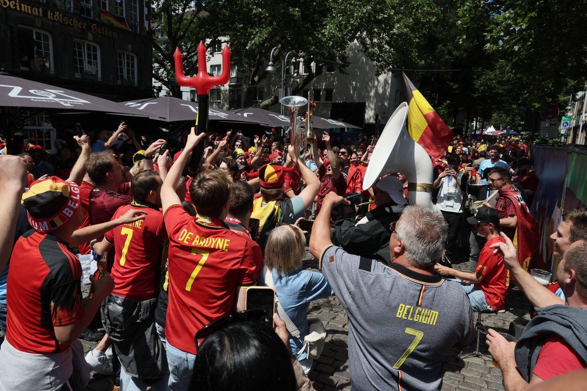Suporterii „Les Diables rouges”, spectacol învăluit în fum colorat la Koln, înainte de Belgia - România