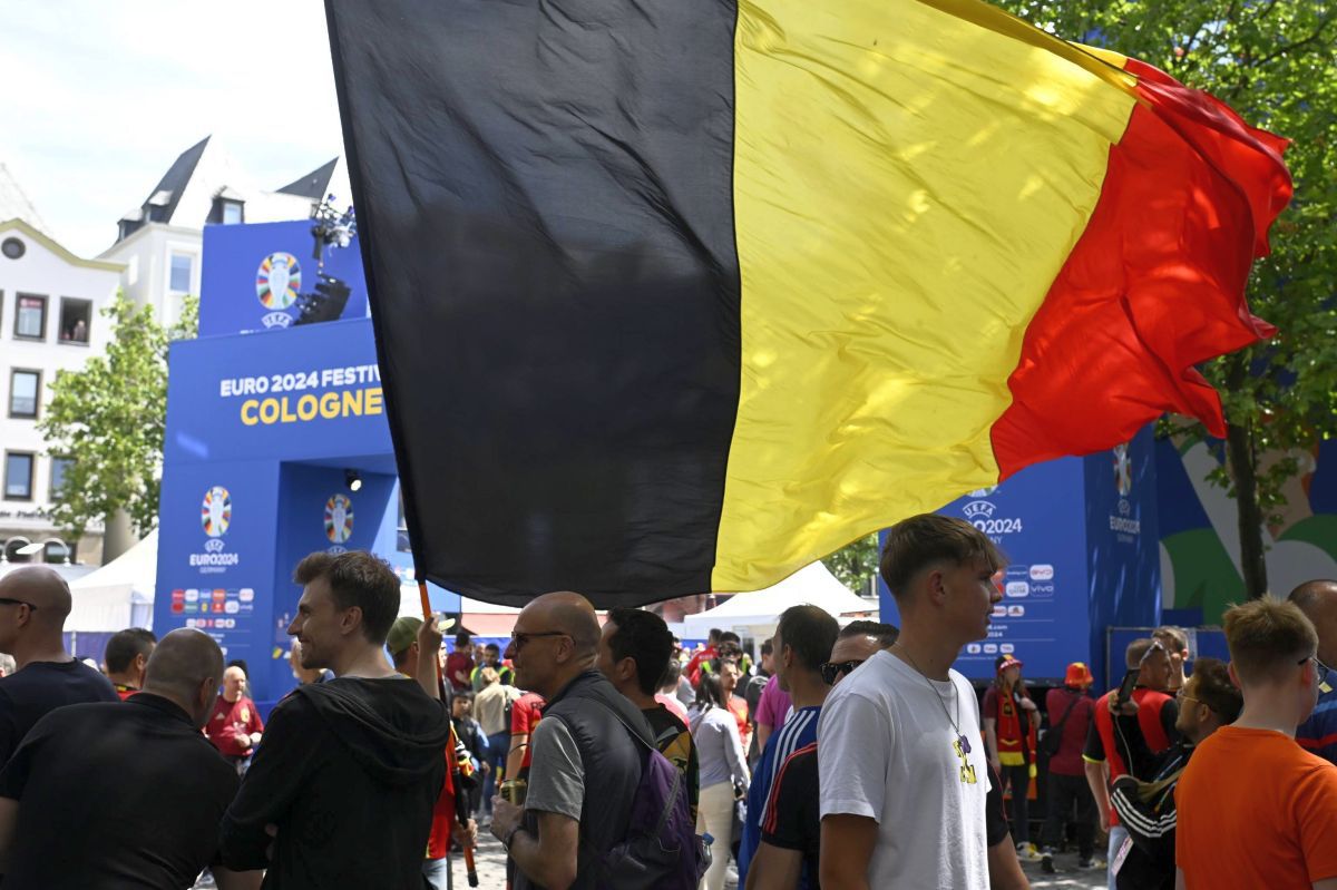 Suporterii „Les Diables rouges”, spectacol învăluit în fum colorat la Koln, înainte de Belgia - România