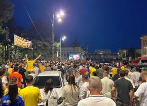 Cu sufletul la gură! Mii de români s-au strâns pe Calea Victoriei pentru o calificare istorică a României în „optimile” Euro 2024 » Atmosferă FABULOASĂ la București