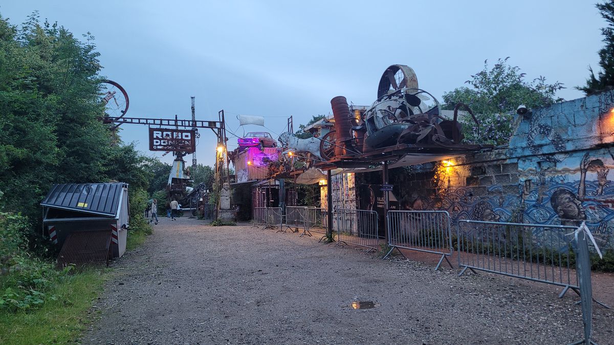 Pascha - cel mai mare bordel din lume, la Koln, înainte de meciul România - Belgia