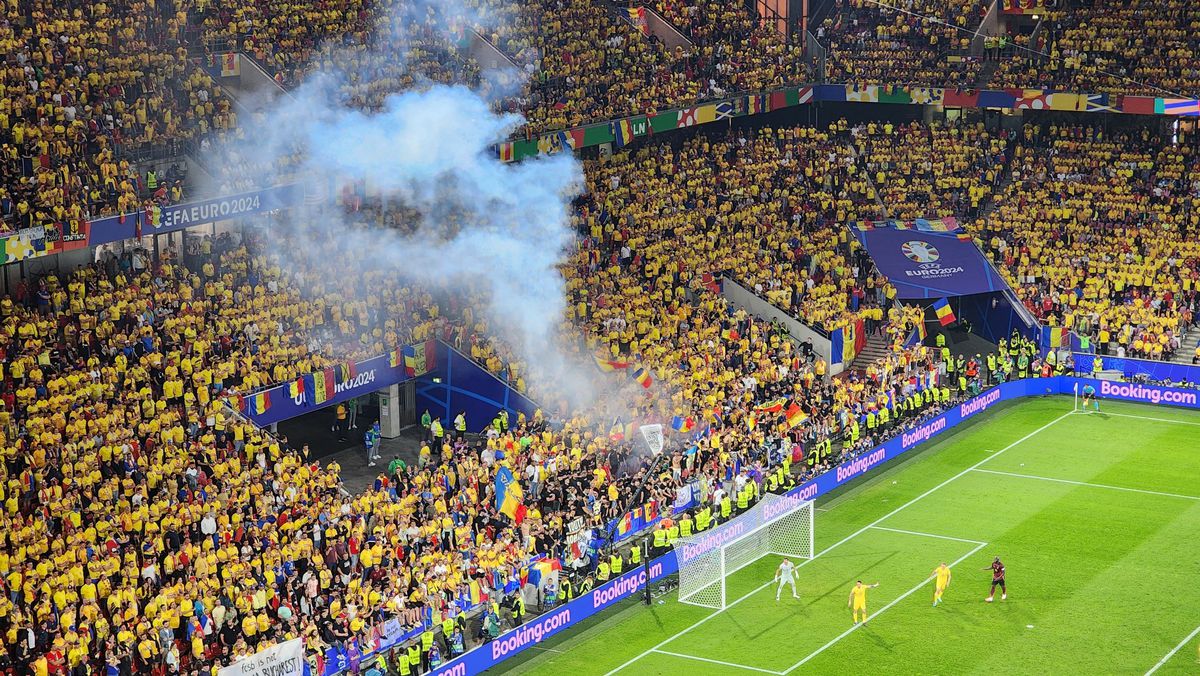 Torțe în peluza României