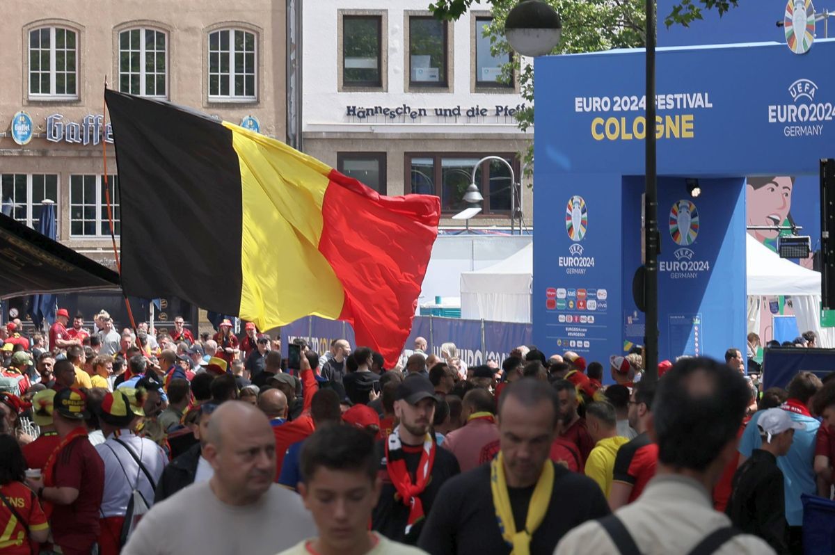 Suporterii „Les Diables rouges”, spectacol învăluit în fum colorat la Koln, înainte de Belgia - România
