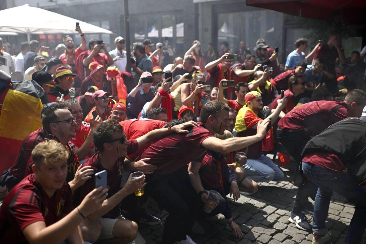 Suporterii „Les Diables rouges”, spectacol învăluit în fum colorat la Koln, înainte de Belgia - România