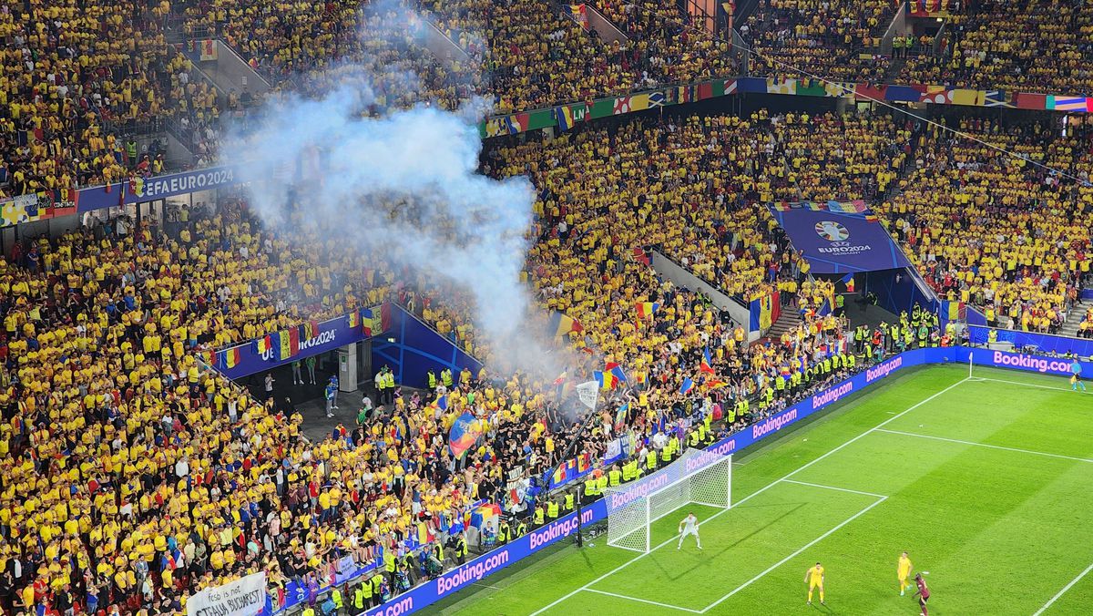 Fanii români au aprins torțe cu Belgia + un mesaj clar în războiul FCSB - CSA Steaua » Momentele surprinse în repriza secundă