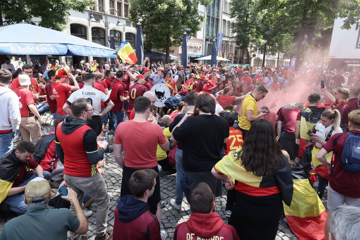 Suporterii „Les Diables rouges”, spectacol învăluit în fum colorat la Koln, înainte de Belgia - România
