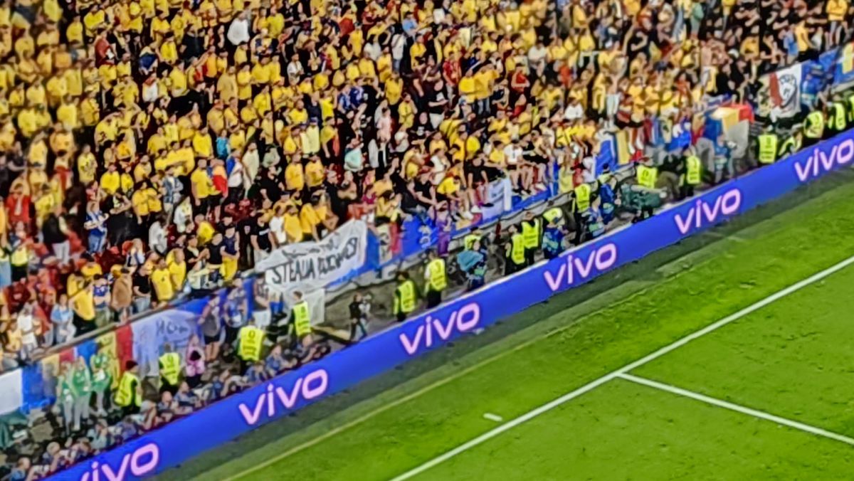 Fanii români au aprins torțe cu Belgia + un mesaj clar în războiul FCSB - CSA Steaua » Momentele surprinse în repriza secundă