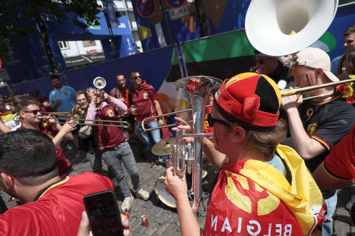Suporterii „Les Diables rouges”, spectacol învăluit în fum colorat la Koln, înainte de Belgia - România