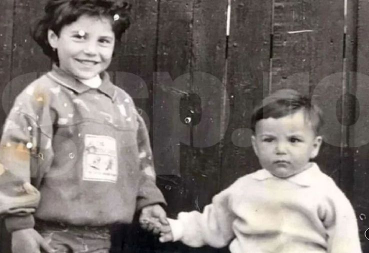 Nicolae Stanciu, în dreapta, alături de sora lui, în copilărie