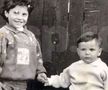 Nicolae Stanciu, în dreapta, alături de sora lui, în copilărie