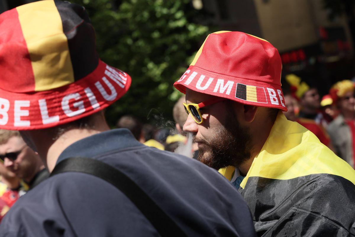Suporterii „Les Diables rouges”, spectacol învăluit în fum colorat la Koln, înainte de Belgia - România